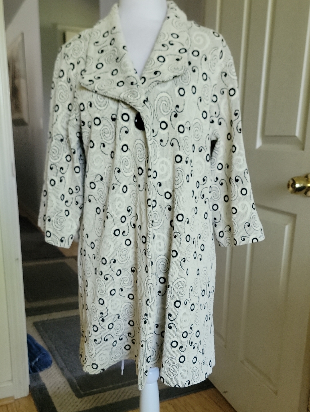 Me Me Size Large Ivory and Black Swirl Pattern Lightweight Coat